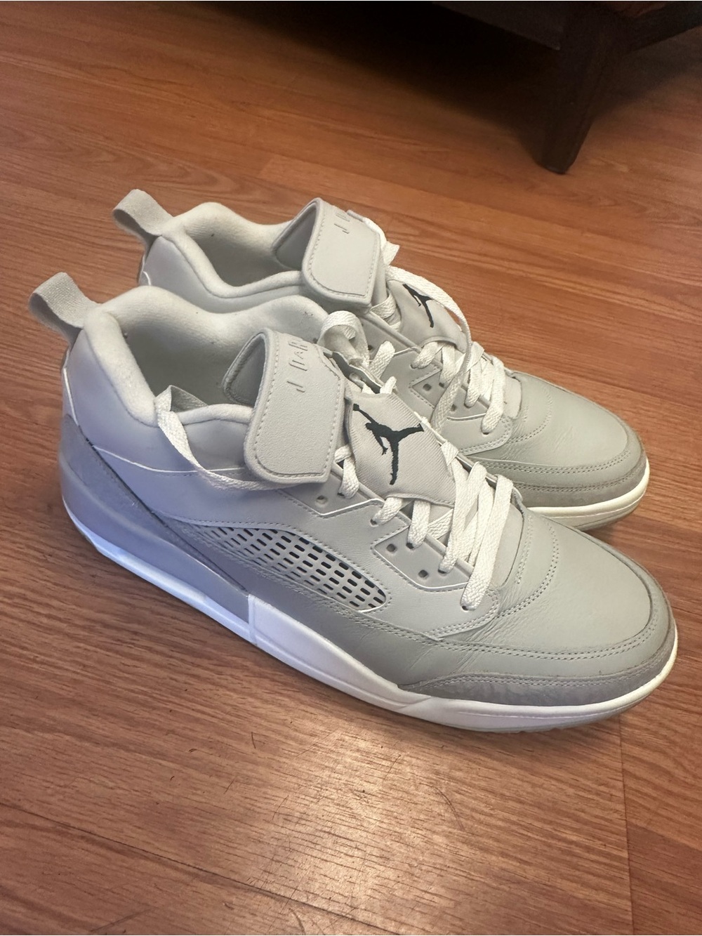 Jordan Men's Low Top Golf Cleat in Light Gray and White